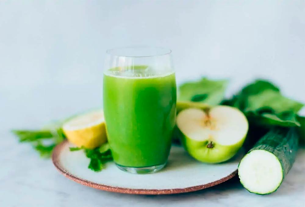 Batido detox de pepino, apio y manzana